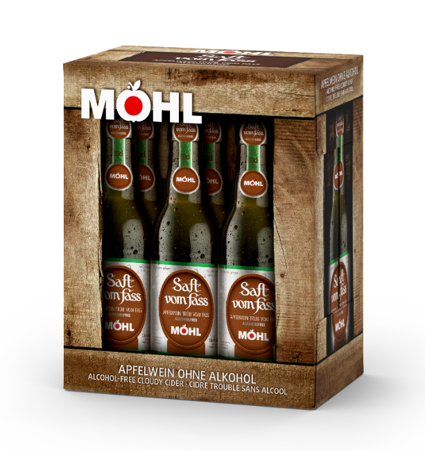 Möhl Saft vom Fass ohne Alkohol, Suure Moscht, Glas mit dunklem Apfelsaft ohne Alkohol, natürliche Getränkedekoration
