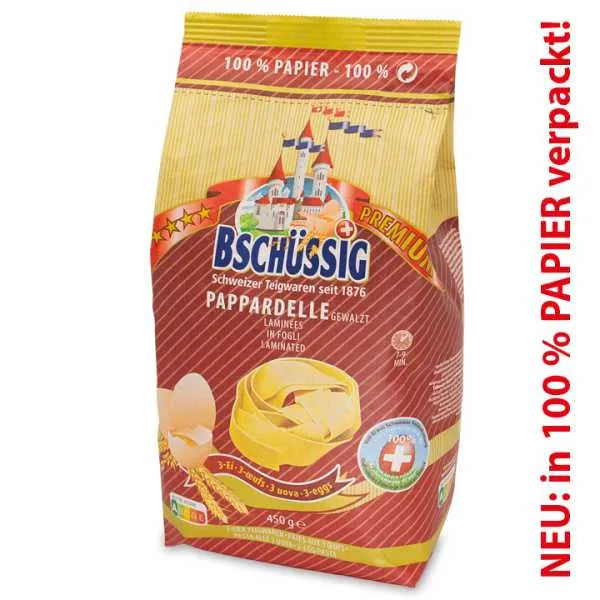 Bschüssig Premium Eier Pappardelle, handgewalzte frische Eiernudeln auf einem Holztablett, authentisches italienisches Pasta-Produkt