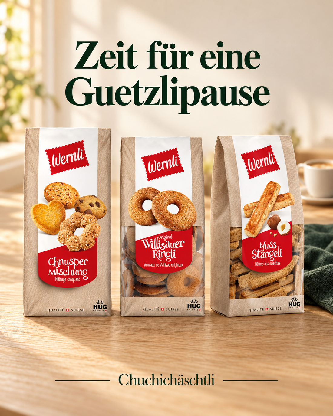 Drei Wernli-Packungen auf einem Holztisch: Chnusper-Mischung, Willisauer Ringli und Nuss-Stängeli. Darüber steht Zeit für eine Guetzlipause.