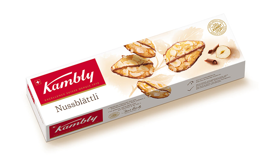 Kambly Nussblättli, knuspriges Gebäck mit Nüssen, auf weißem Hintergrund, in Packung.