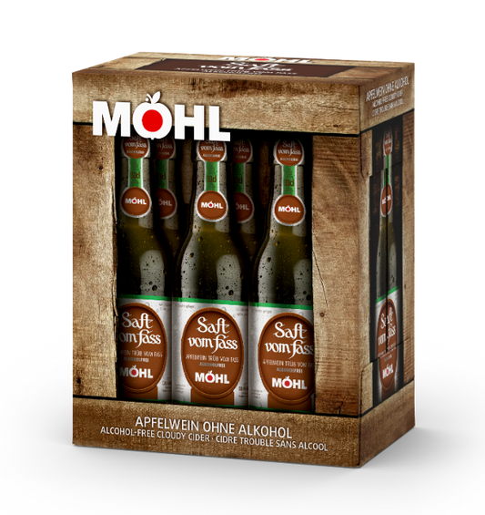 Möhl Saft vom Fass ohne Alkohol, Suure Moscht, Glas mit dunklem Apfelsaft ohne Alkohol, natürliche Getränkedekoration