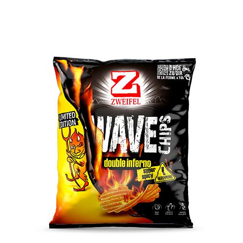 Zweifel Wave Chips Double Inferno, knusprige Chips mit scharfem Geschmack, in einer offenen Packung auf einem Holztisch.