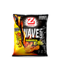 Zweifel Wave Chips Double Inferno, knusprige Chips mit scharfem Geschmack, in einer offenen Packung auf einem Holztisch.