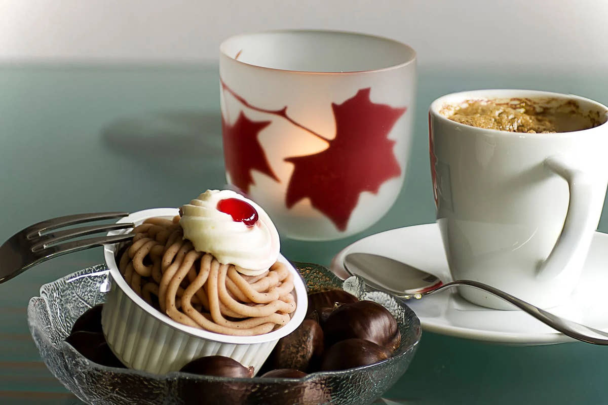 Vermicelles mit Rahm und Kirsche, Kastanien und einer herbstlichen Tasse