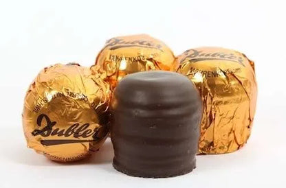Vier Dubler Schokoküsse im 4er Pack mit dunkler Schokolade, weiche Süßigkeit mit Schokoladenüberzug, ideal als Snack