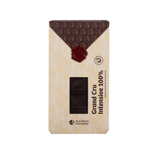 Aeschbach Intensive Edelcacao 100% Schokolade von Aeschbach Chocolatier, dunkle, glatte Schokoladentafel auf weißem Hintergrund