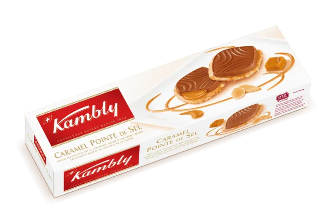 Kambly Caramel Pointe de Sel, handgemachte Karamellpraline mit Salz, auf weißem Hintergrund, Nahaufnahme