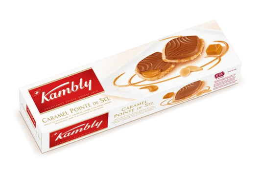 Kambly Caramel Pointe de Sel, handgemachte Karamellpraline mit Salz, auf weißem Hintergrund, Nahaufnahme