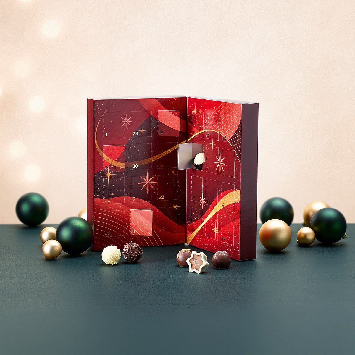 Läckerli Huus Adventskalender Pralinés und Truffes in weihnachtlicher Umgebung